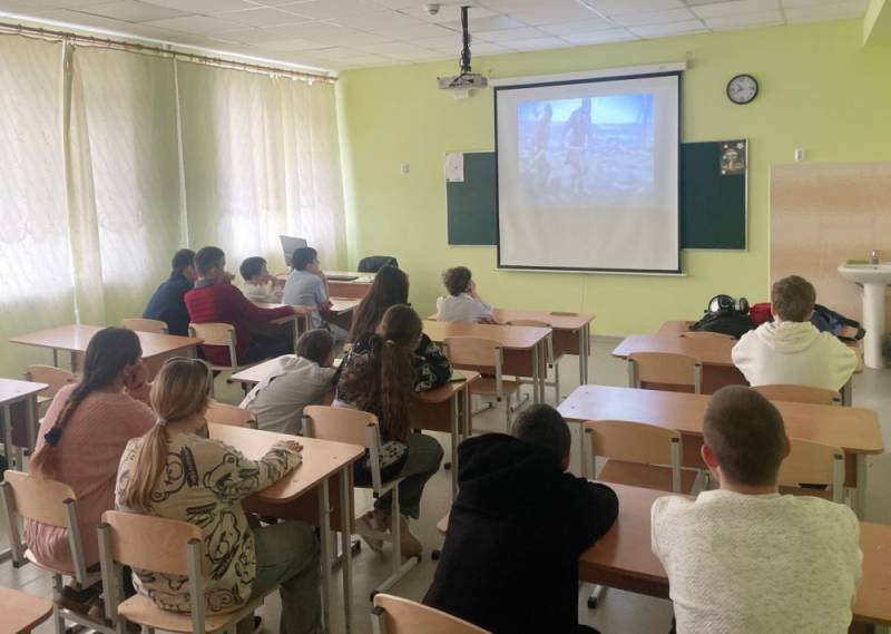 Детям о Великой Победе. Сотрудники МЧС Республики Крым продолжают проводить со школьниками уроки мужества, посвященные 80-летию Великой Победы
