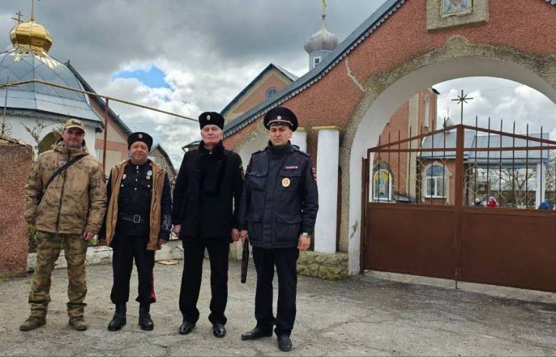 Сотрудники полиции поздравляют крымчан с Вербным воскресеньем и обеспечивают безопасность граждан в ходе праздничных мероприятий на территории православных храмов