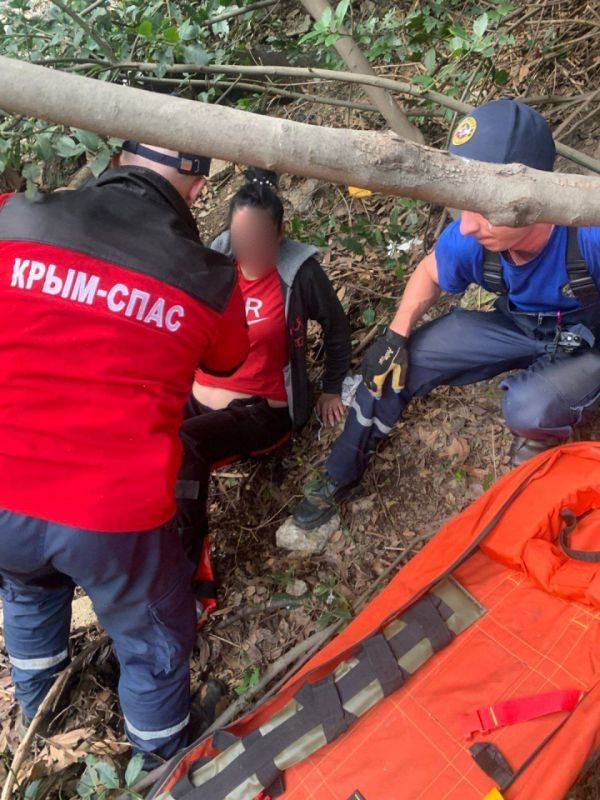 В пгт. Партенит два человека упали с подпорной стены в овраг