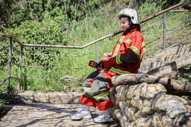 Пожарные и спасатели из разных регионо преодолели 800 ступеней на севастопольском мысе Фиолент Пожарные и спасатели из разных регионо преодолели 800 ступеней на севастопольском мысе Фиолент