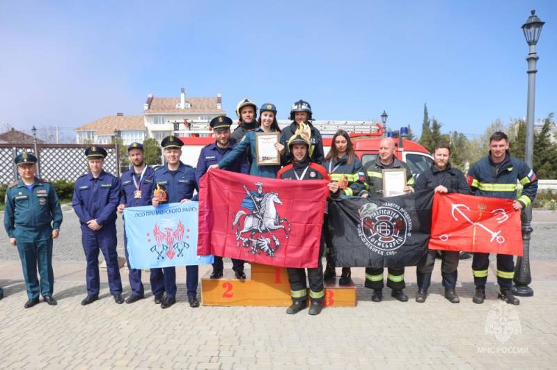 Пожарные и спасатели из разных регионо преодолели 800 ступеней на севастопольском мысе Фиолент Пожарные и спасатели из разных регионо преодолели 800 ступеней на севастопольском мысе Фиолент