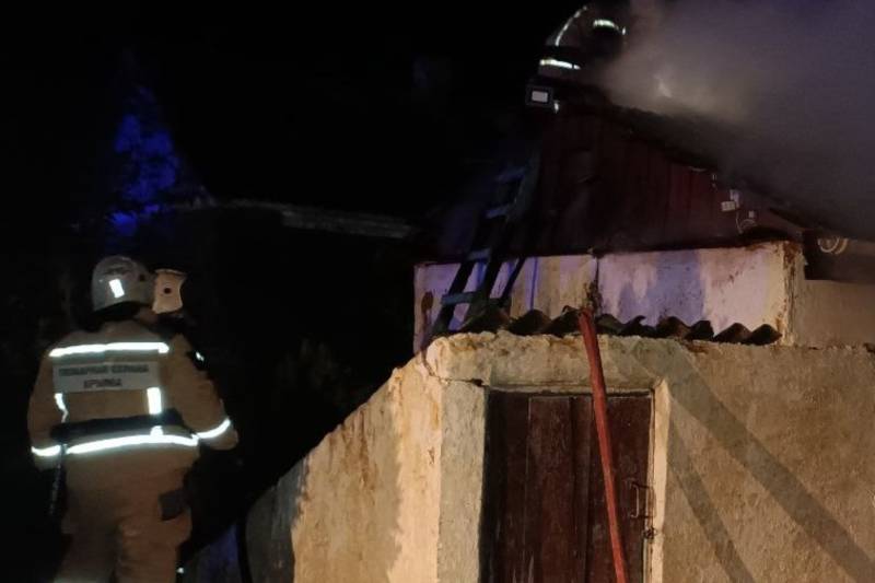 Огнеборцы ликвидировали возгорание хозпостройки в Нижнегорском районе