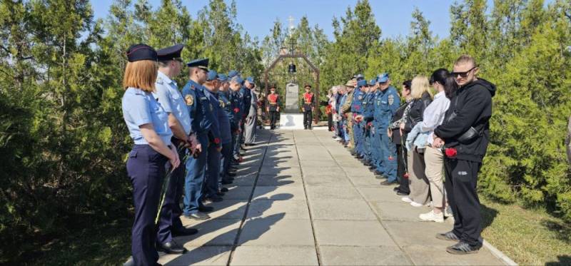 Сотрудники ОМВД России по Раздольненскому району совместно с общественниками возложили цветы к Памятному знаку ликвидаторам последствий аварии на ЧАЭС