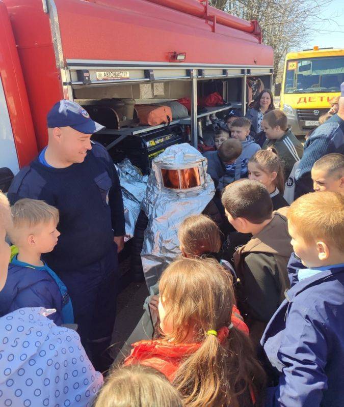 Детям о Великой Победе. Сотрудники МЧС Республики Крым продолжают проводить со школьниками уроки мужества, посвященные 80-летию Великой Победы