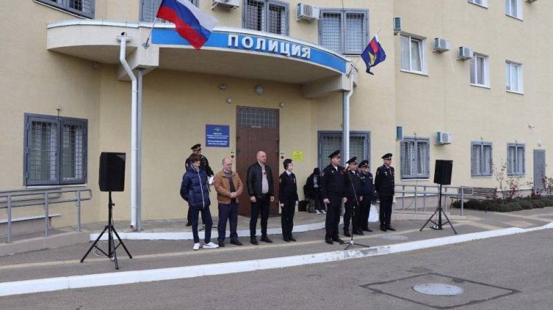 Транспортные полицейские Керчи в ходе акции «Сад памяти» к юбилею Великой Победы высадили 80 клёнов