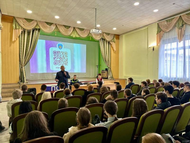 Госавтоинспекторы Севастополя совместно с Департаментом образования провели лекции по БДД для студентов техникумов