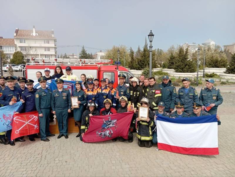 «Легендарный вызов»: пожарные и спасатели из разных регионо преодолели 800 ступеней на мысе Фиолент!