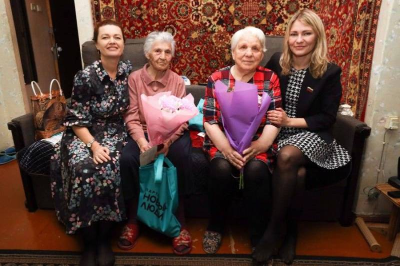 Максим Виноградов и Наталья Крисюк вручают севастопольским ветеранам юбилейные медали