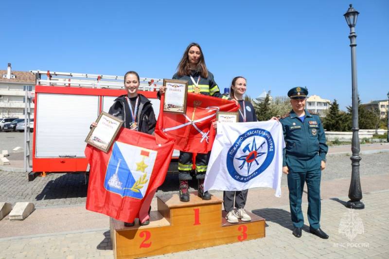 Пожарные и спасатели из разных регионо преодолели 800 ступеней на севастопольском мысе Фиолент Пожарные и спасатели из разных регионо преодолели 800 ступеней на севастопольском мысе Фиолент
