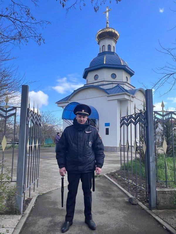Сотрудники полиции поздравляют крымчан с Вербным воскресеньем и обеспечивают безопасность граждан в ходе праздничных мероприятий на территории православных храмов