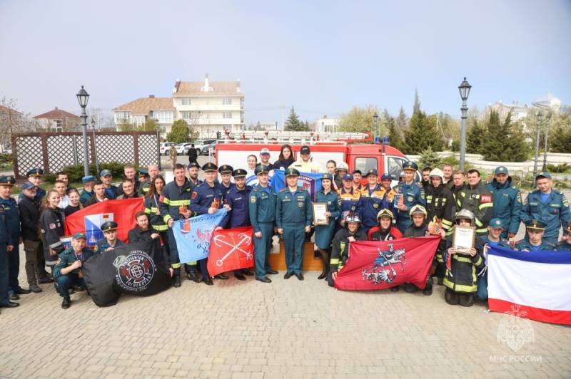 Пожарные и спасатели из разных регионо преодолели 800 ступеней на севастопольском мысе Фиолент Пожарные и спасатели из разных регионо преодолели 800 ступеней на севастопольском мысе Фиолент