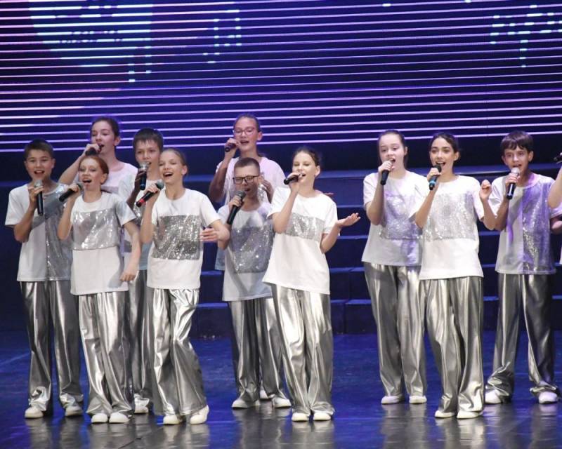 30 лет творчества и побед. 26 апреля на сцене Дворца культуры рыбаков состоялся юбилейный концерт Образцового вокального ансамбля «Маленький принц» (руководитель — Татьяна Турик), посвященный 30-летию со дня основания...