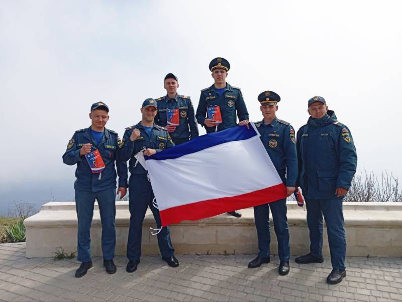 «Легендарный вызов»: пожарные и спасатели из разных регионо преодолели 800 ступеней на мысе Фиолент!