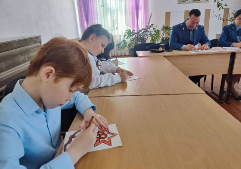 Работниками Сакской межрайонной прокуратурой в Червонновской средней школе проведена акция «Спасибо Герою»