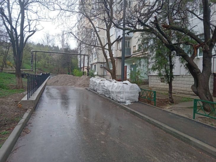 Пожарные не смогли подъехать к горящей многоэтажке в Симферополе из-за строительного мусора Пожарные не смогли подъехать к горящей многоэтажке в Симферополе из-за строительного мусора