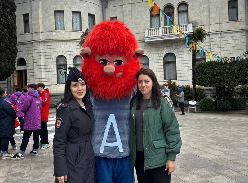 Сотрудники полиции г. Ялты провели профилактические беседы с детьми во время фестиваля детского творчества в детском центре «Артек»