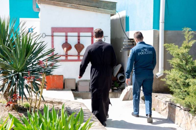 В Крыму сотрудники МЧС России проводят инструктажи в храмах перед празднованием Светлой Пасхи