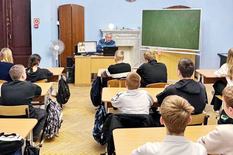 Детям о Великой Победе. Сотрудники МЧС Республики Крым продолжают проводить со школьниками уроки мужества, посвященные 80-летию Великой Победы