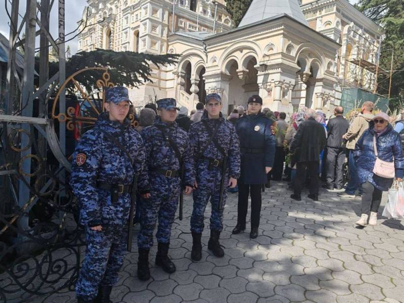 Сотрудники полиции поздравляют крымчан с Вербным воскресеньем и обеспечивают безопасность граждан в ходе праздничных мероприятий на территории православных храмов