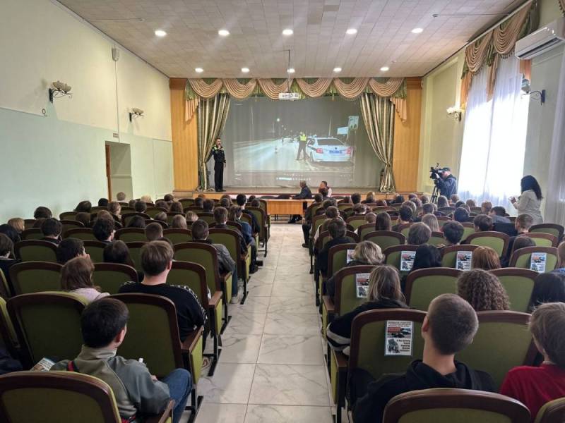 Госавтоинспекторы Севастополя совместно с Департаментом образования провели лекции по БДД для студентов техникумов