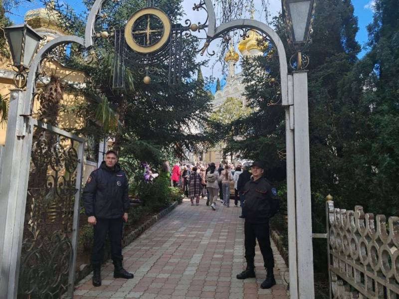 Сотрудники полиции поздравляют крымчан с Вербным воскресеньем и обеспечивают безопасность граждан в ходе праздничных мероприятий на территории православных храмов