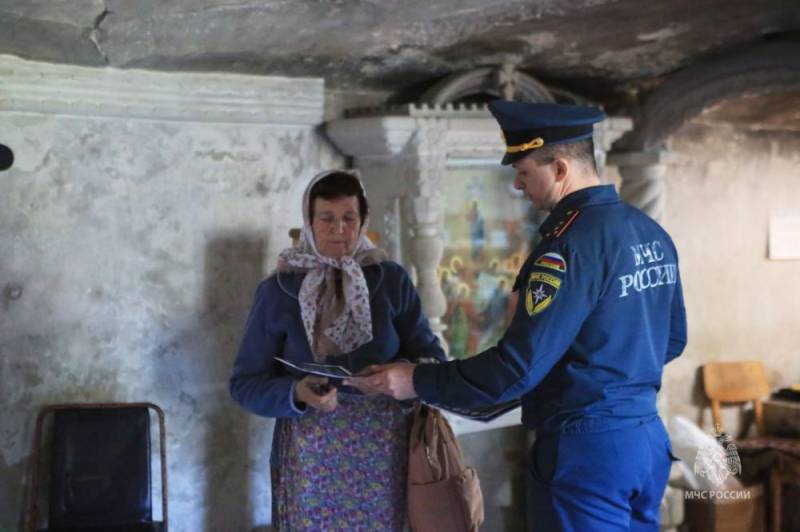 В Крыму сотрудники МЧС России проводят инструктажи в храмах перед празднованием Светлой Пасхи