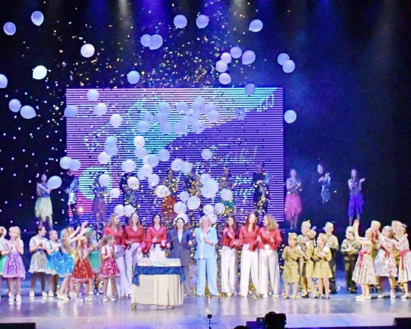 30 лет творчества и побед. 26 апреля на сцене Дворца культуры рыбаков состоялся юбилейный концерт Образцового вокального ансамбля «Маленький принц» (руководитель — Татьяна Турик), посвященный 30-летию со дня основания...