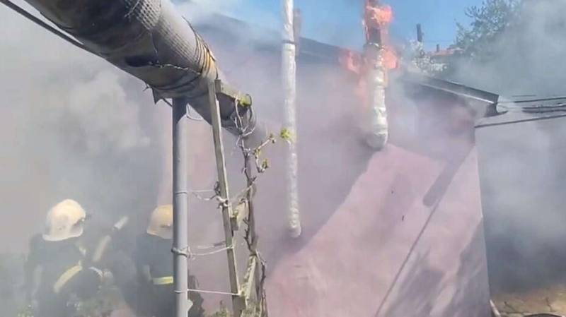 В Феодосии тушат сильный пожар в жилом доме