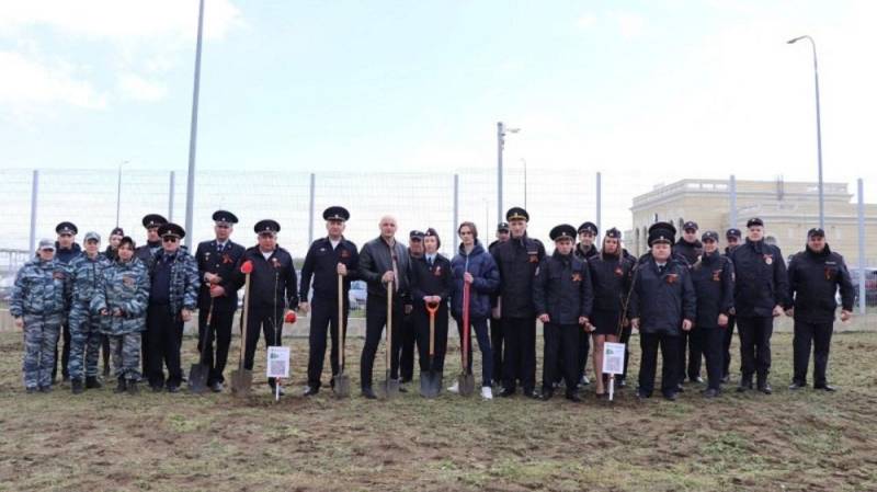 Транспортные полицейские Керчи в ходе акции «Сад памяти» к юбилею Великой Победы высадили 80 клёнов