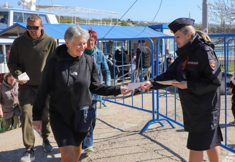 Севастопольские полицейские вышли на площадь Захарова с профилактической акцией, чтобы в очередной раз напомнить жителям и гостям города, как не стать жертвой телефонных аферистов