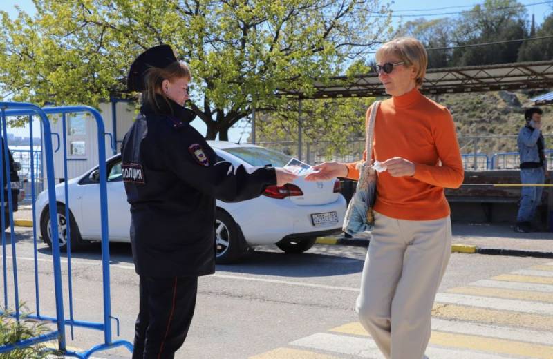 Севастопольские полицейские вышли на площадь Захарова с профилактической акцией, чтобы в очередной раз напомнить жителям и гостям города, как не стать жертвой телефонных аферистов