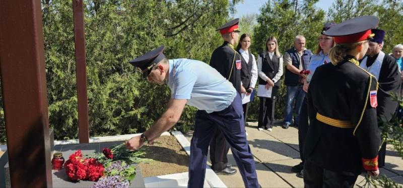 Сотрудники ОМВД России по Раздольненскому району совместно с общественниками возложили цветы к Памятному знаку ликвидаторам последствий аварии на ЧАЭС