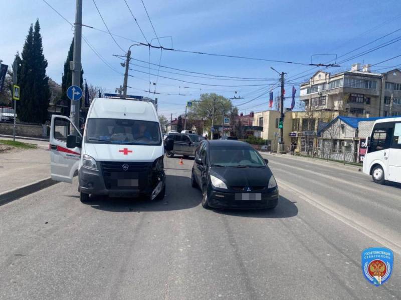 Один человек пострадал в аварии с участием машины скорой помощи на ул. Пожарова   