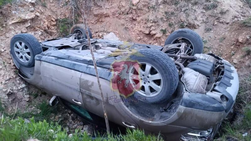 В Севастополе 17-летняя девушка опрокинула на крышу чужой Mercedes В Севастополе 17-летняя девушка опрокинула на крышу чужой Mercedes