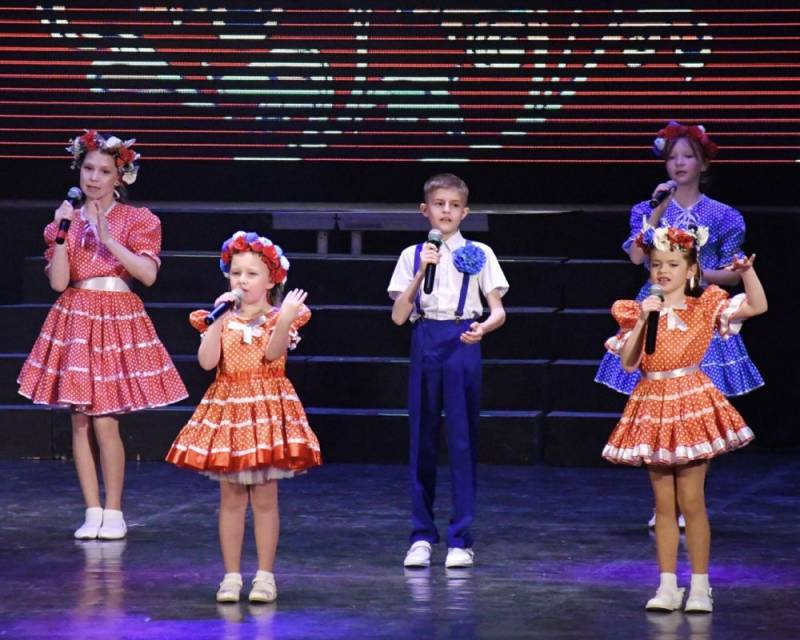 30 лет творчества и побед. 26 апреля на сцене Дворца культуры рыбаков состоялся юбилейный концерт Образцового вокального ансамбля «Маленький принц» (руководитель — Татьяна Турик), посвященный 30-летию со дня основания...