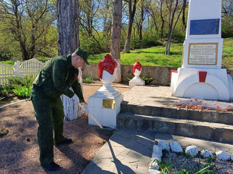 В канун Дня Великой Победы следователи СК благоустроили территорию братской могилы павших партизан в Добровском сельском поселении
