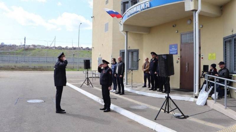 Транспортные полицейские Керчи в ходе акции «Сад памяти» к юбилею Великой Победы высадили 80 клёнов