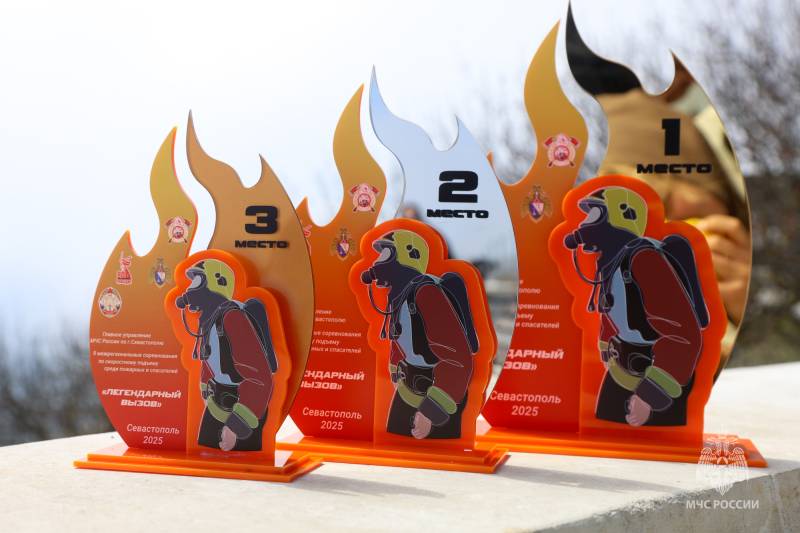 Пожарные и спасатели из разных регионо преодолели 800 ступеней на севастопольском мысе Фиолент Пожарные и спасатели из разных регионо преодолели 800 ступеней на севастопольском мысе Фиолент