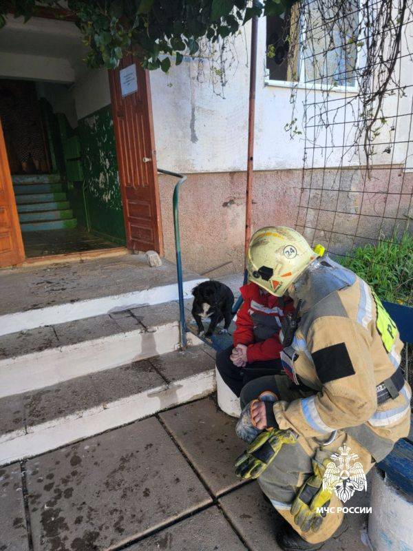 В г. Саки на пожаре спасены три человека