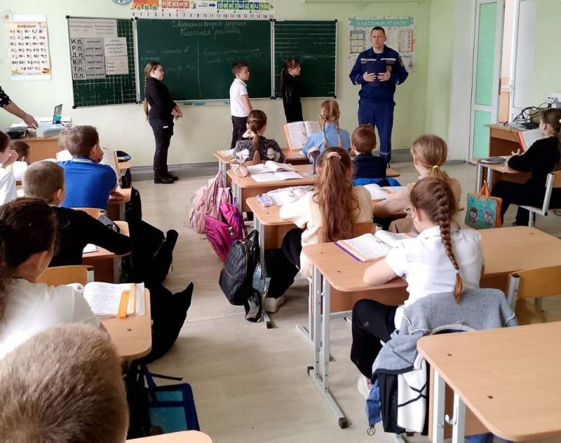 Детям о Великой Победе. Сотрудники МЧС Республики Крым продолжают проводить со школьниками уроки мужества, посвященные 80-летию Великой Победы