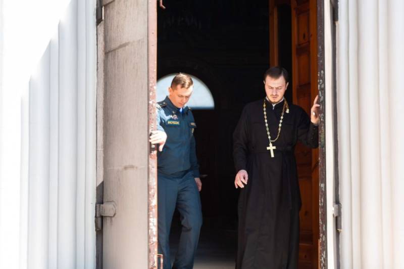 В Крыму сотрудники МЧС России проводят инструктажи в храмах перед празднованием Светлой Пасхи