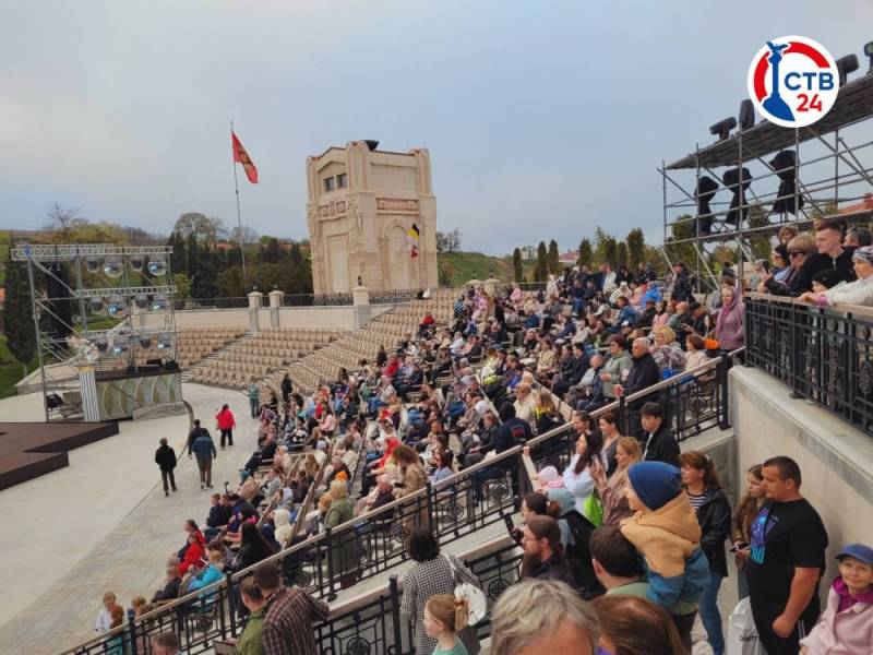 На «Грифон-Арене» прямо сейчас проходит большой праздничный концерт-караоке «Поем любимые песни всей семьей»