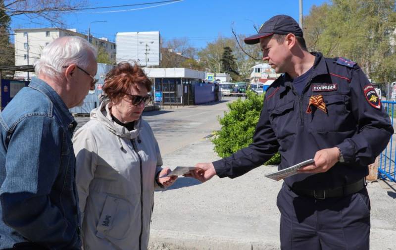 Севастопольские полицейские вышли на площадь Захарова с профилактической акцией, чтобы в очередной раз напомнить жителям и гостям города, как не стать жертвой телефонных аферистов