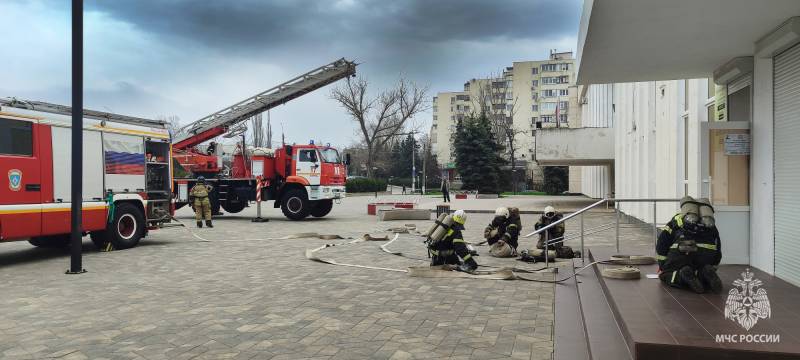 Спасатели в действии: пожарно-тактические учения в Керческом дворце культуры