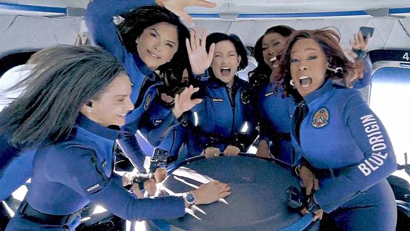 Джефф Безос отправил в космос свою невесту и ещё пять женщин, включая Кэти Перри