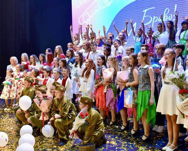 30 лет творчества и побед. 26 апреля на сцене Дворца культуры рыбаков состоялся юбилейный концерт Образцового вокального ансамбля «Маленький принц» (руководитель — Татьяна Турик), посвященный 30-летию со дня основания...