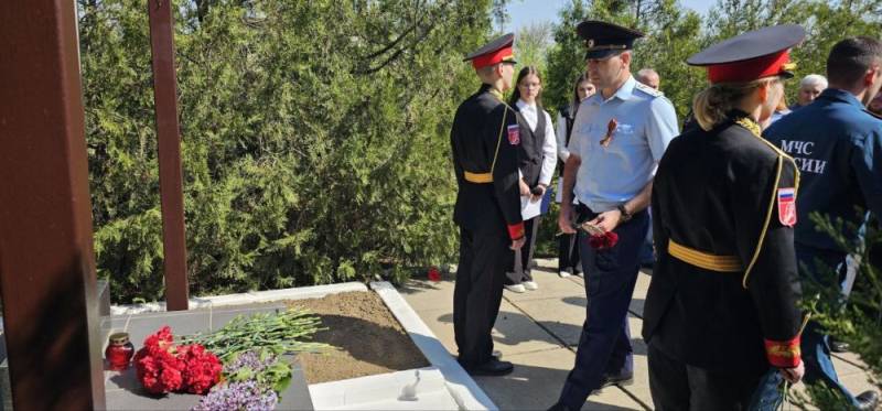 Сотрудники ОМВД России по Раздольненскому району совместно с общественниками возложили цветы к Памятному знаку ликвидаторам последствий аварии на ЧАЭС