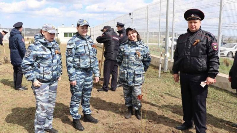 Транспортные полицейские Керчи в ходе акции «Сад памяти» к юбилею Великой Победы высадили 80 клёнов