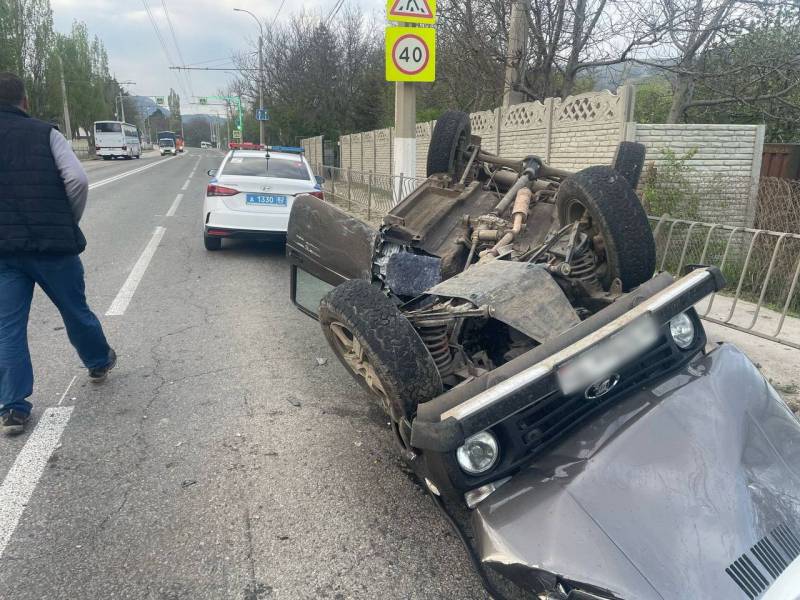 Сотрудники Госавтоинспекции Симферопольского района устанавливают обстоятельства ДТП с автобусом