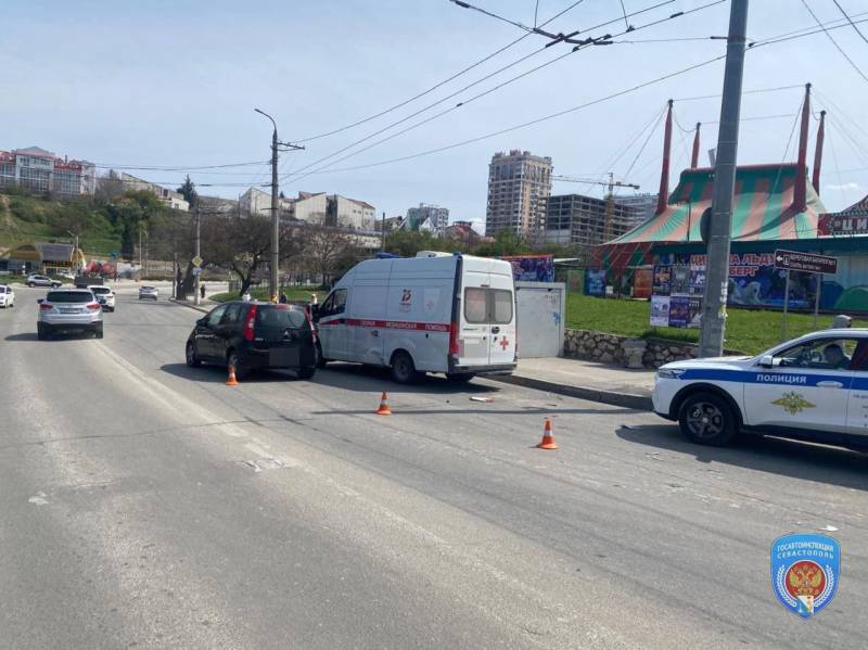 Один человек пострадал в аварии с участием машины скорой помощи на ул. Пожарова   